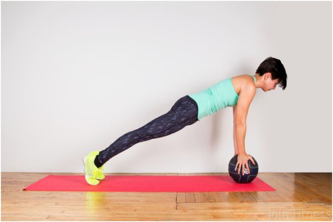 планка с набивным мячом